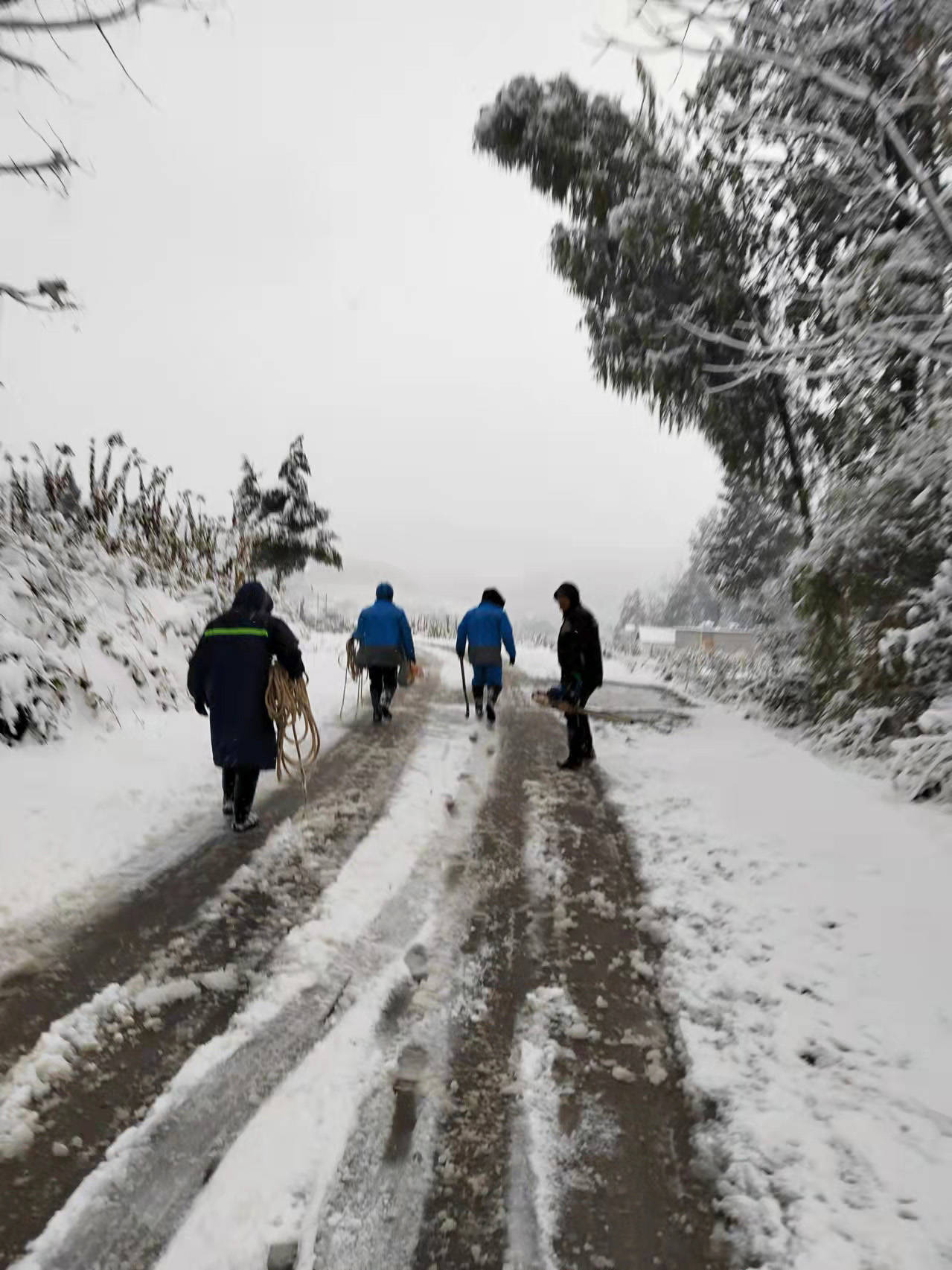 松桃供电局：积极应对雪凝天气