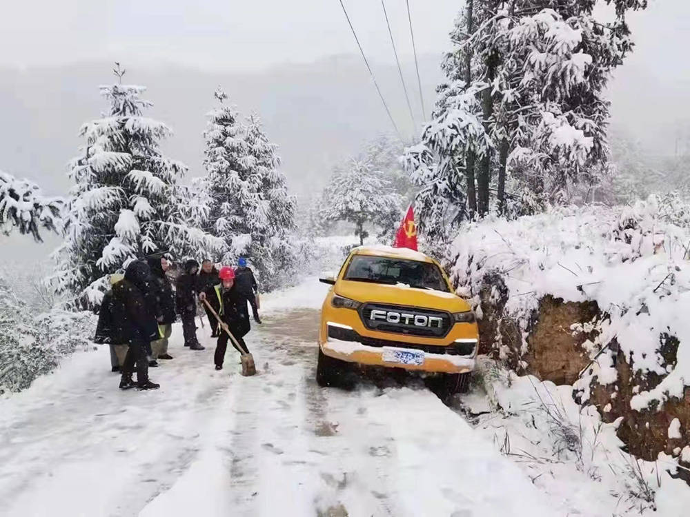 松桃供电局：积极应对雪凝天气