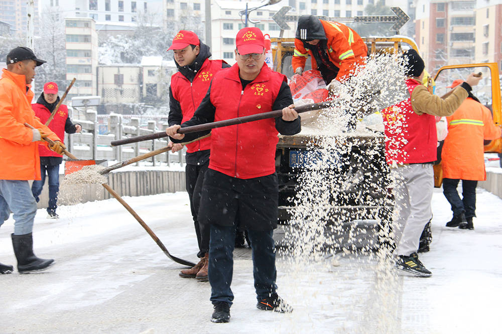 松桃公路管理段开展抗雪凝保畅通志愿服务活动