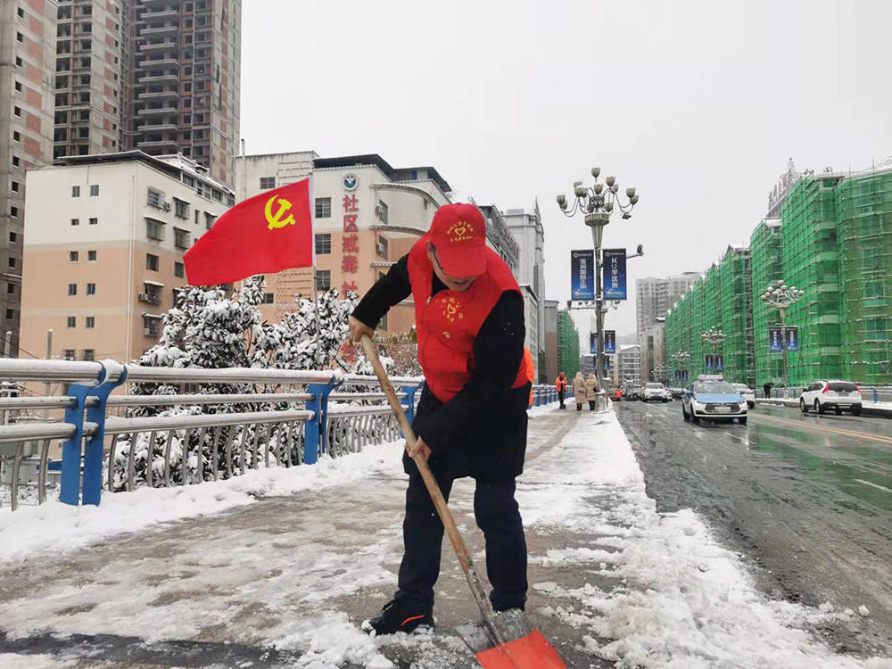 松桃公路管理段开展抗雪凝保畅通志愿服务活动