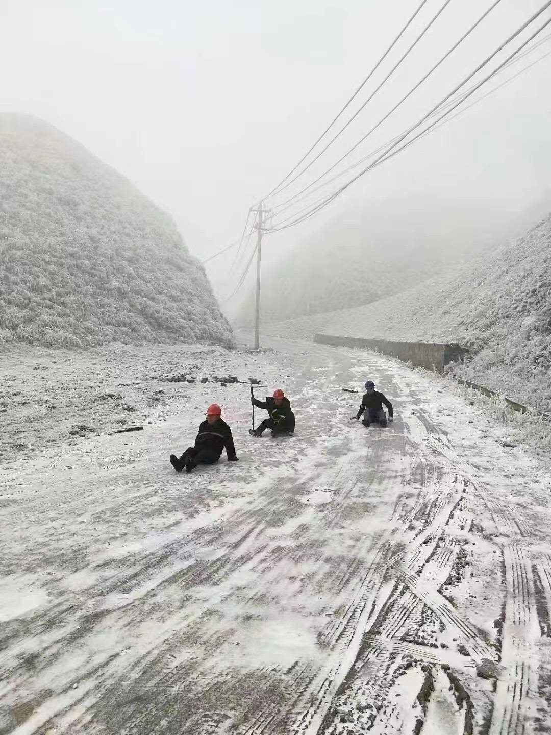 松桃供电局：积极应对雪凝天气