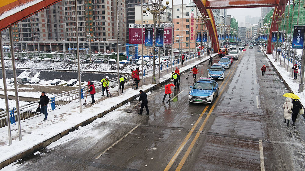 松桃公路管理段开展抗雪凝保畅通志愿服务活动