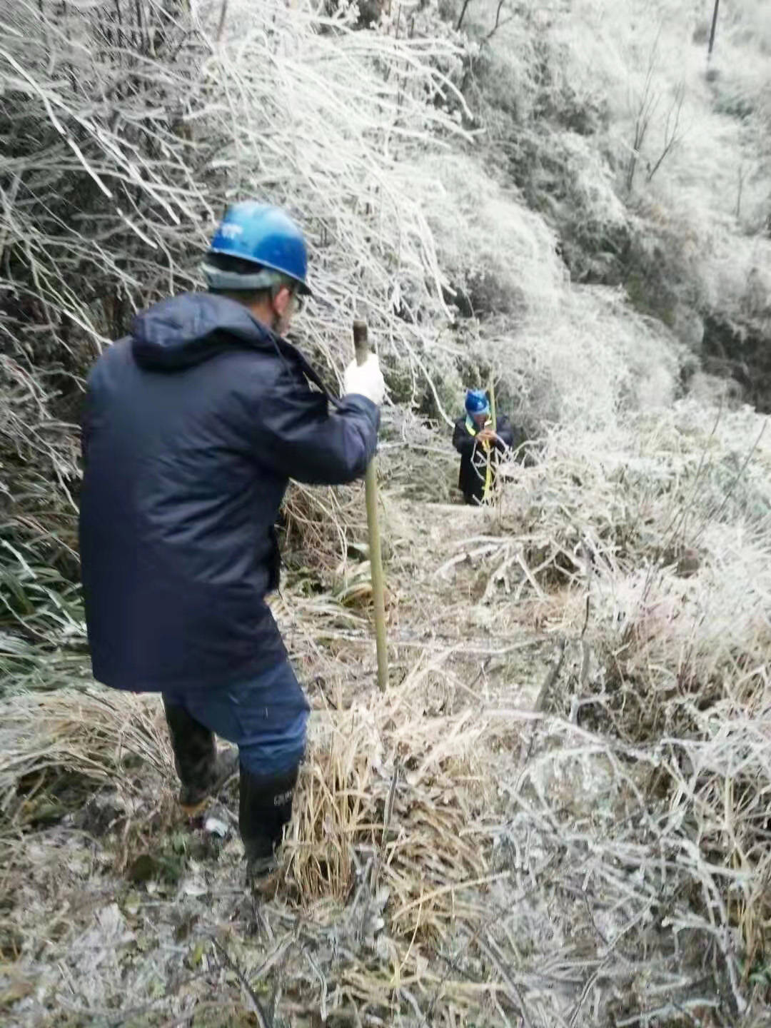 松桃供电局：积极应对雪凝天气