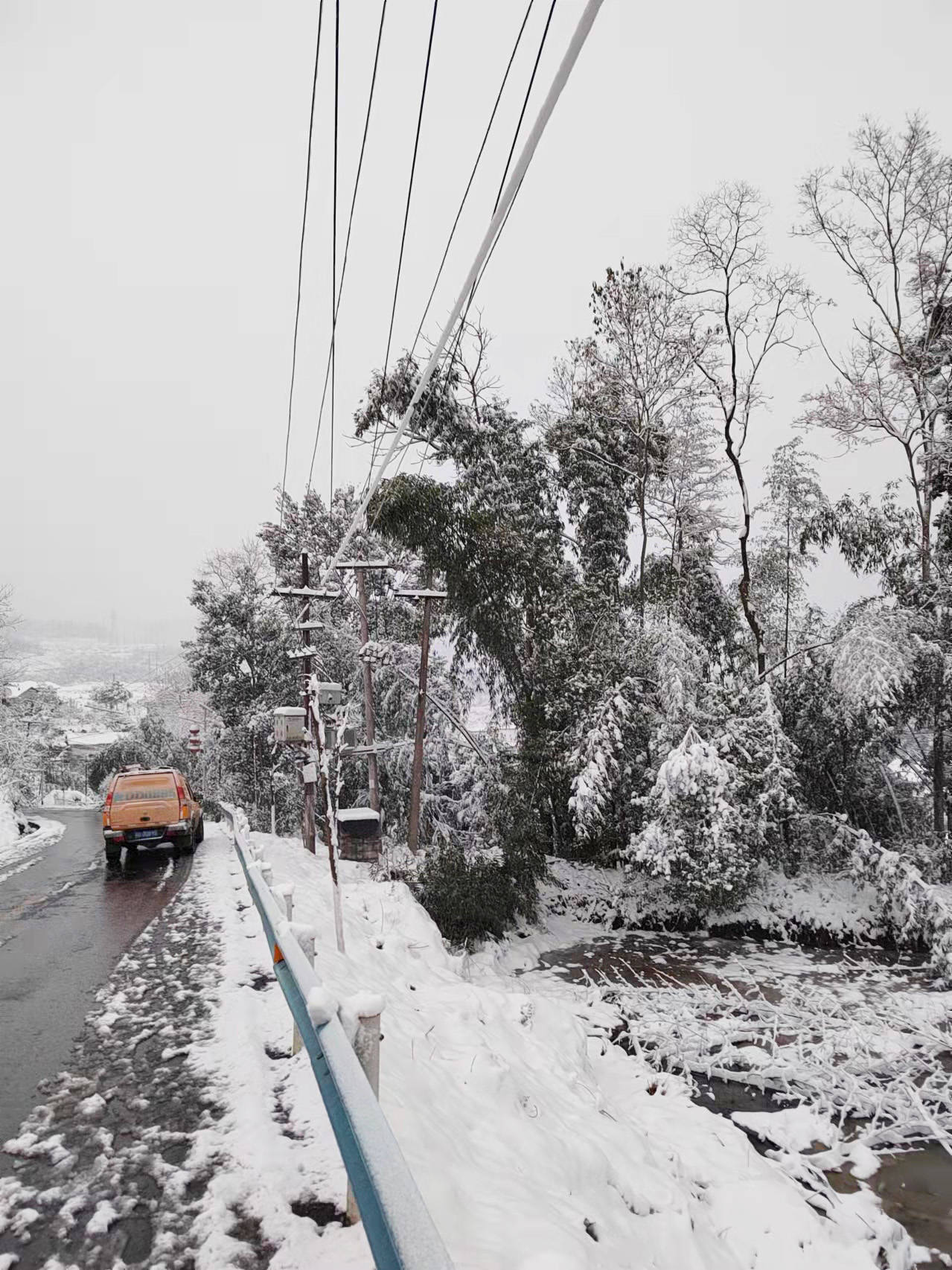 松桃供电局：积极应对雪凝天气