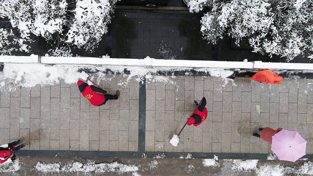 松桃公路管理段开展抗雪凝保畅通志愿服务活动