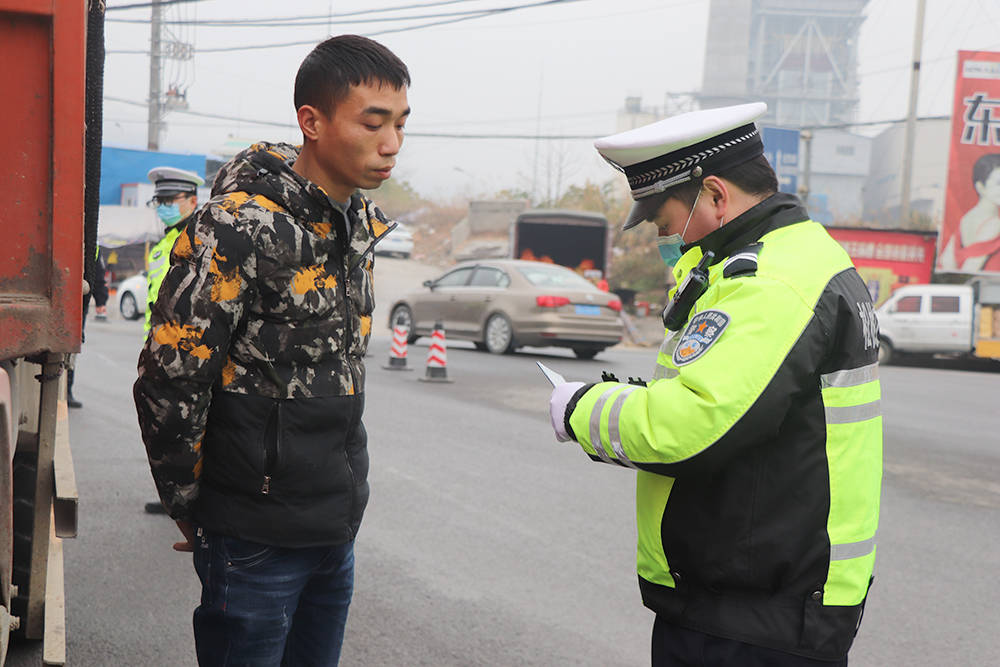 【节日我在岗】松桃交警圆满完成元旦期间道路安全保卫工作