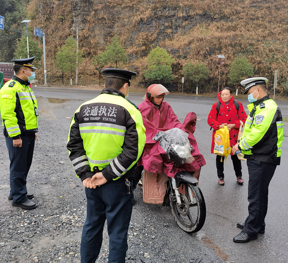 冷水溪镇开展道路交通专项整治联合行动