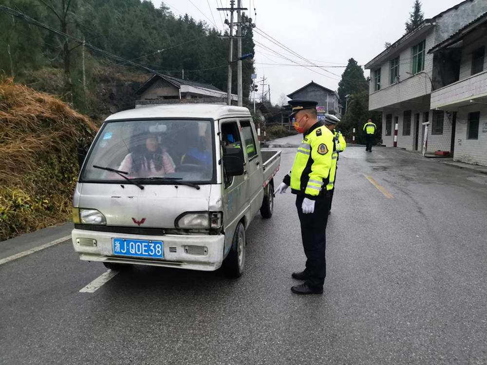 冷水溪镇开展道路交通专项整治联合行动