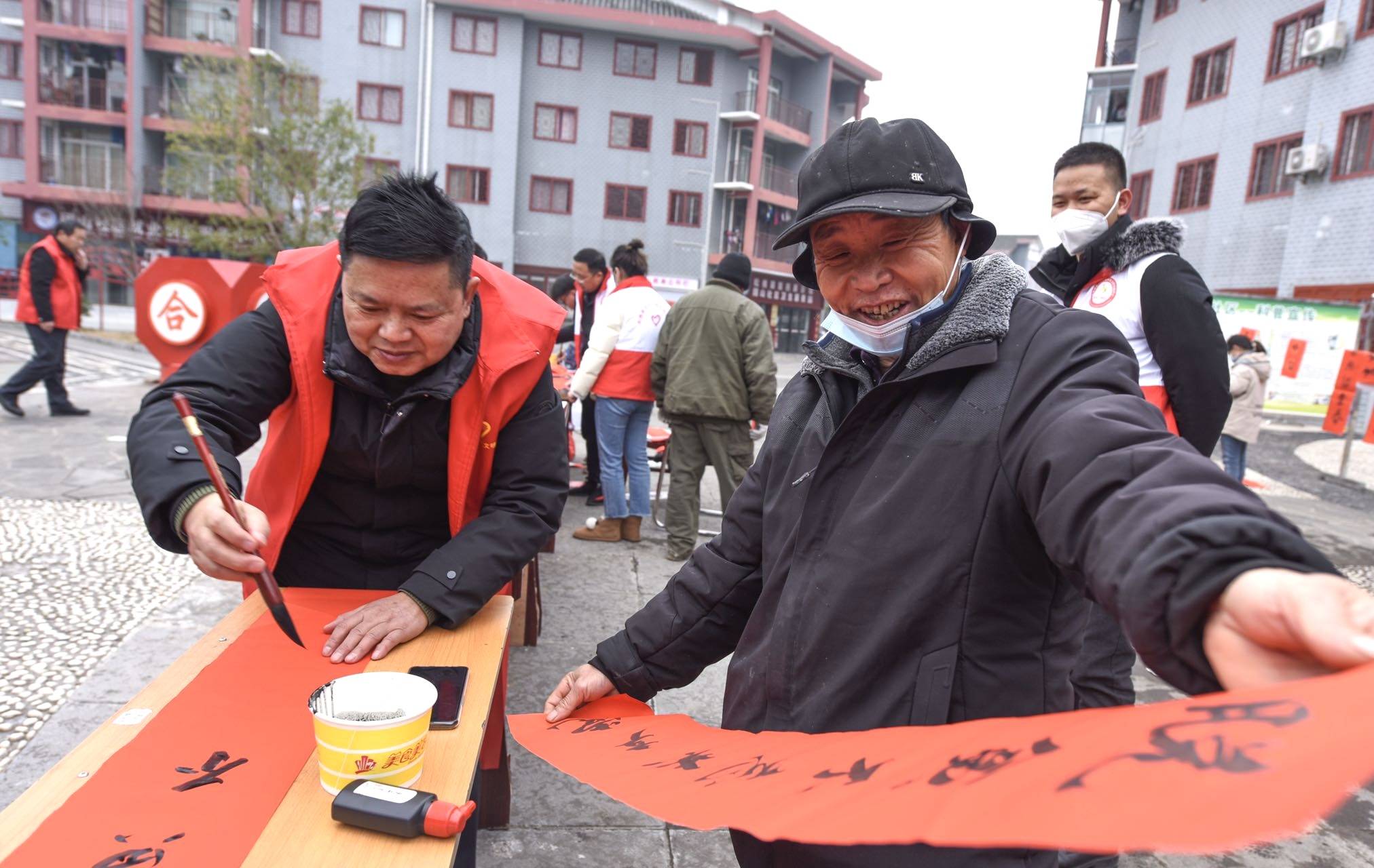 松桃:喜迎新年送春联 志愿服务暖民心