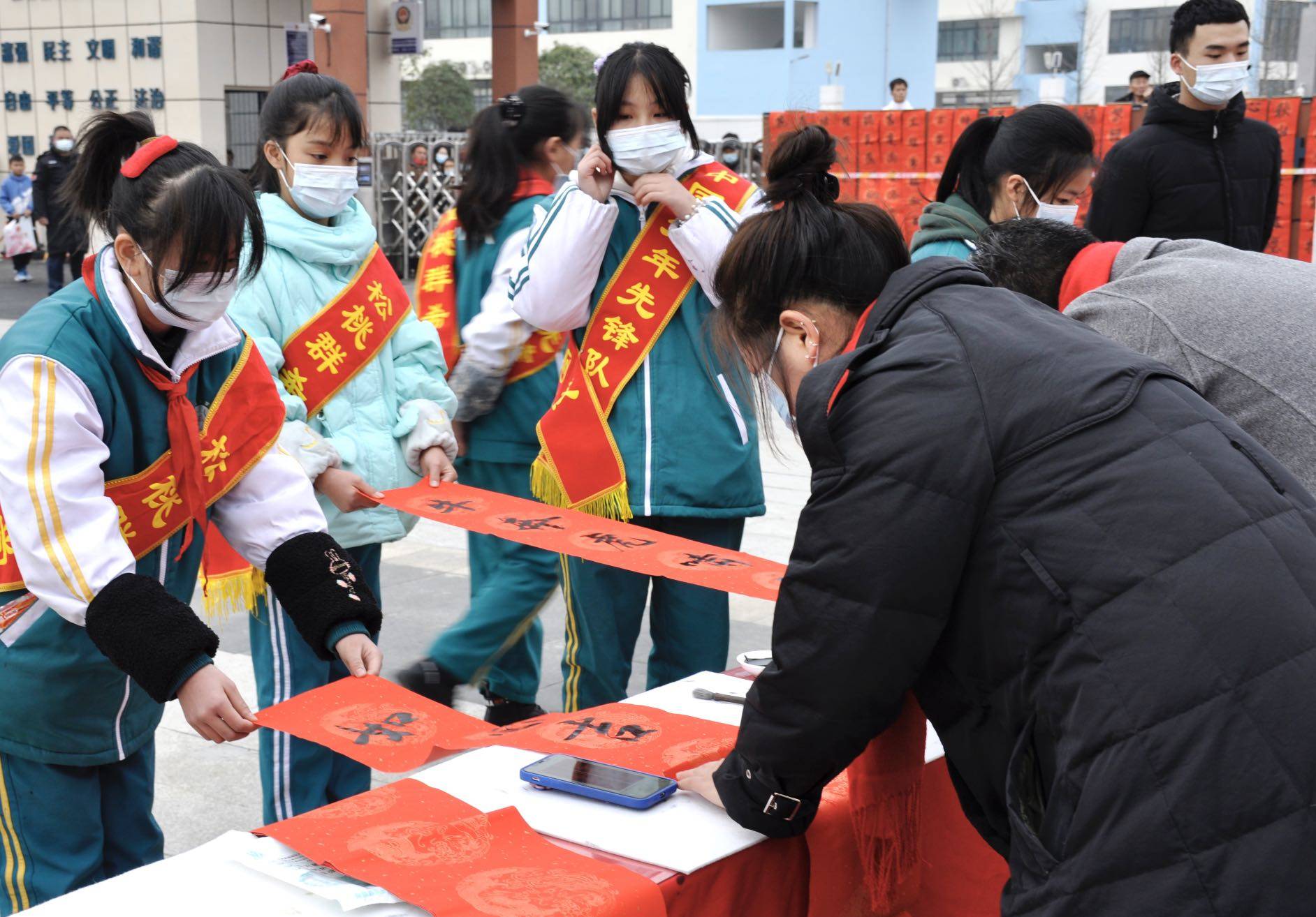 【铜仁市新时代文明实践志愿服务】“文化进万家·乡园书画室”送春联活动走进松桃