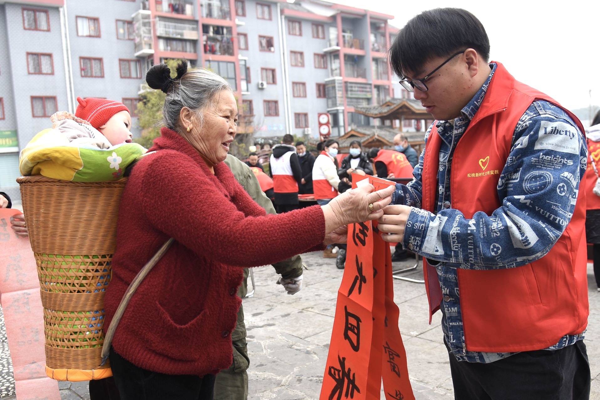 松桃:喜迎新年送春联 志愿服务暖民心