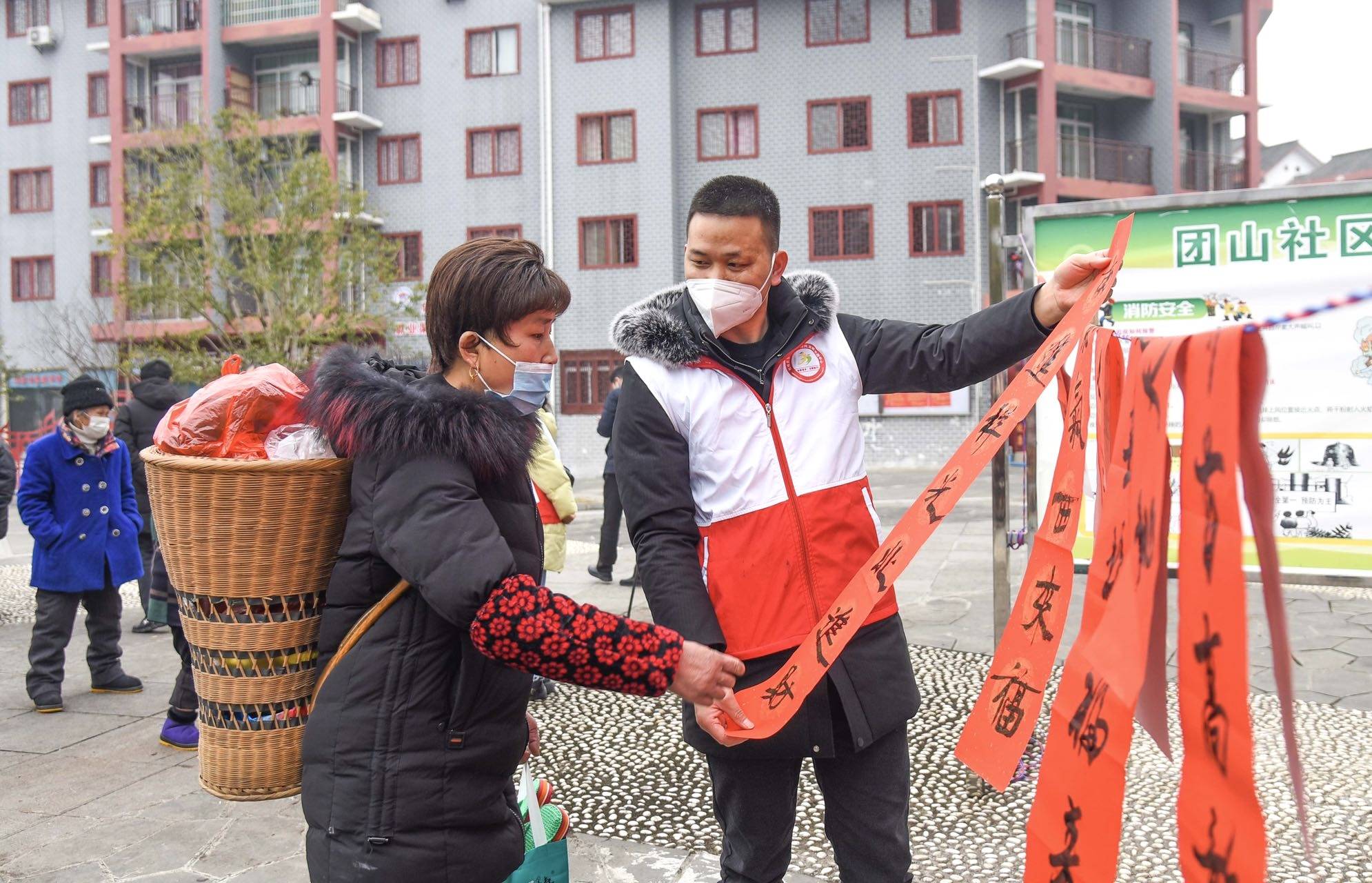 松桃:喜迎新年送春联 志愿服务暖民心