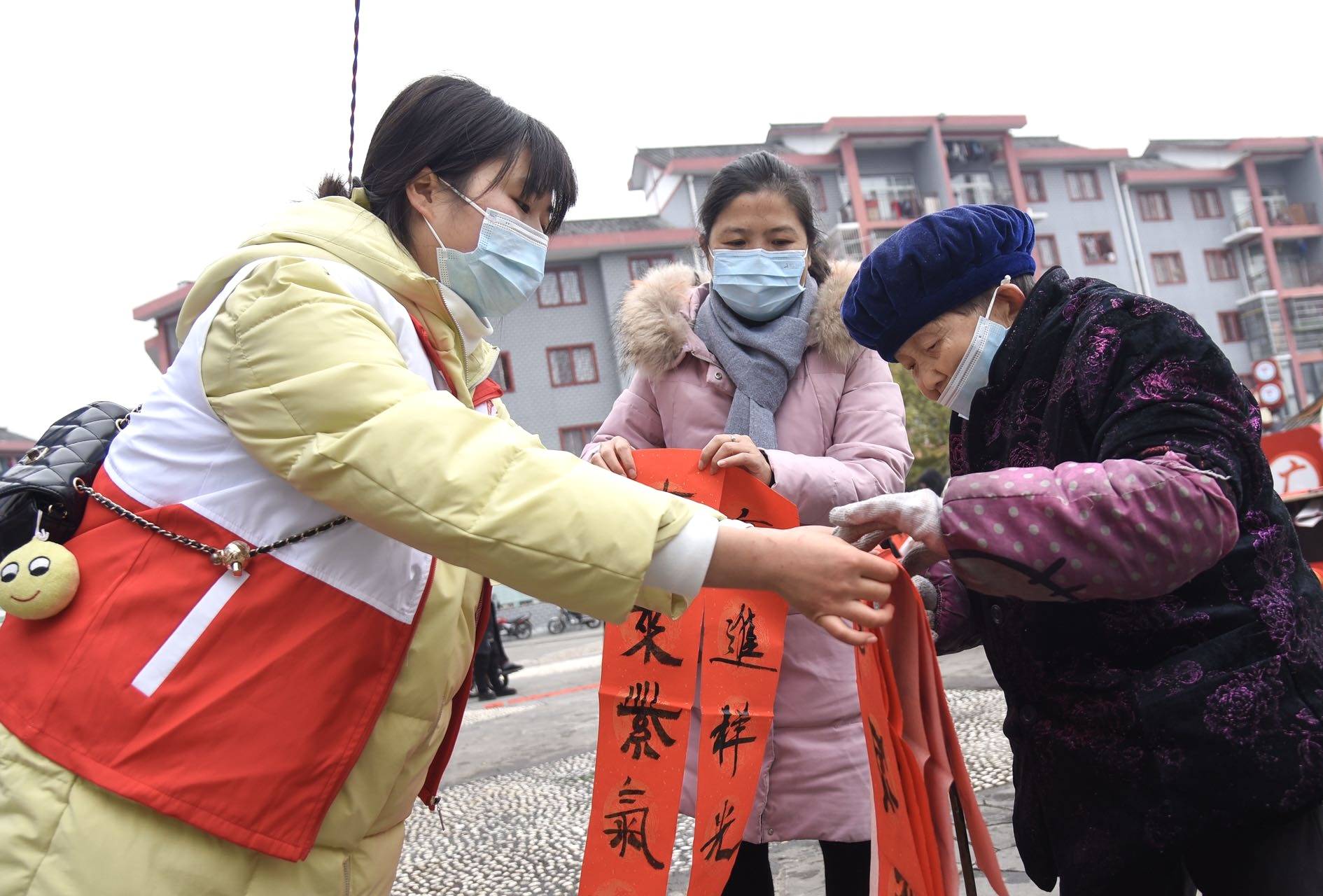 松桃:喜迎新年送春联 志愿服务暖民心