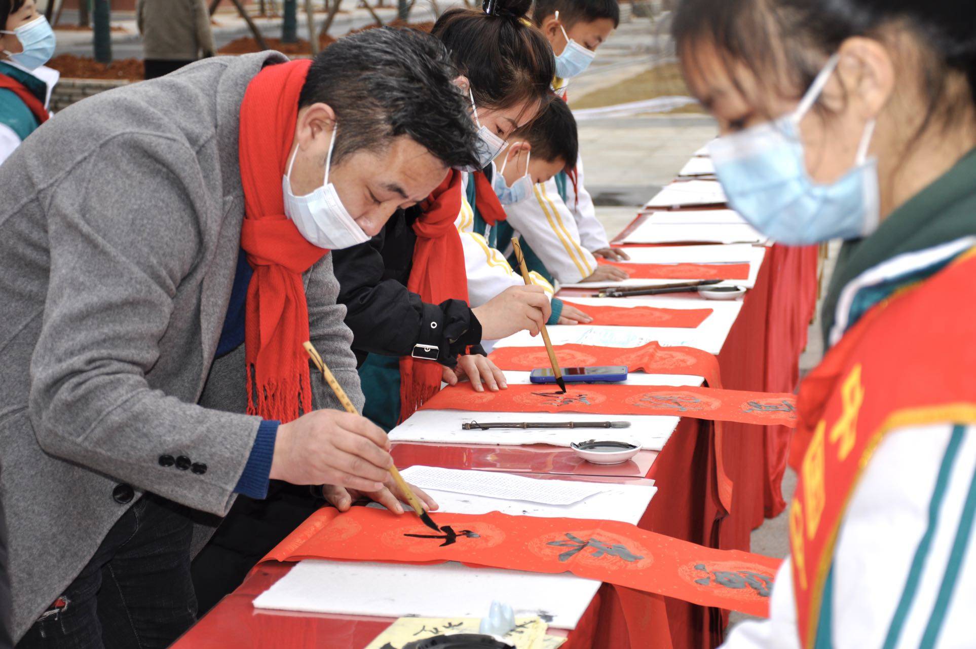 【铜仁市新时代文明实践志愿服务】“文化进万家·乡园书画室”送春联活动走进松桃