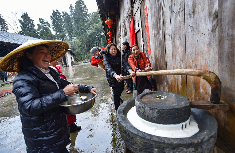 松桃：跳茶灯  烹美食  热热闹闹过小年