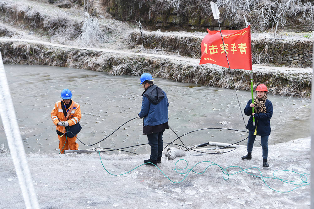 松桃：应对低温雪凝天气 线路融冰保供电