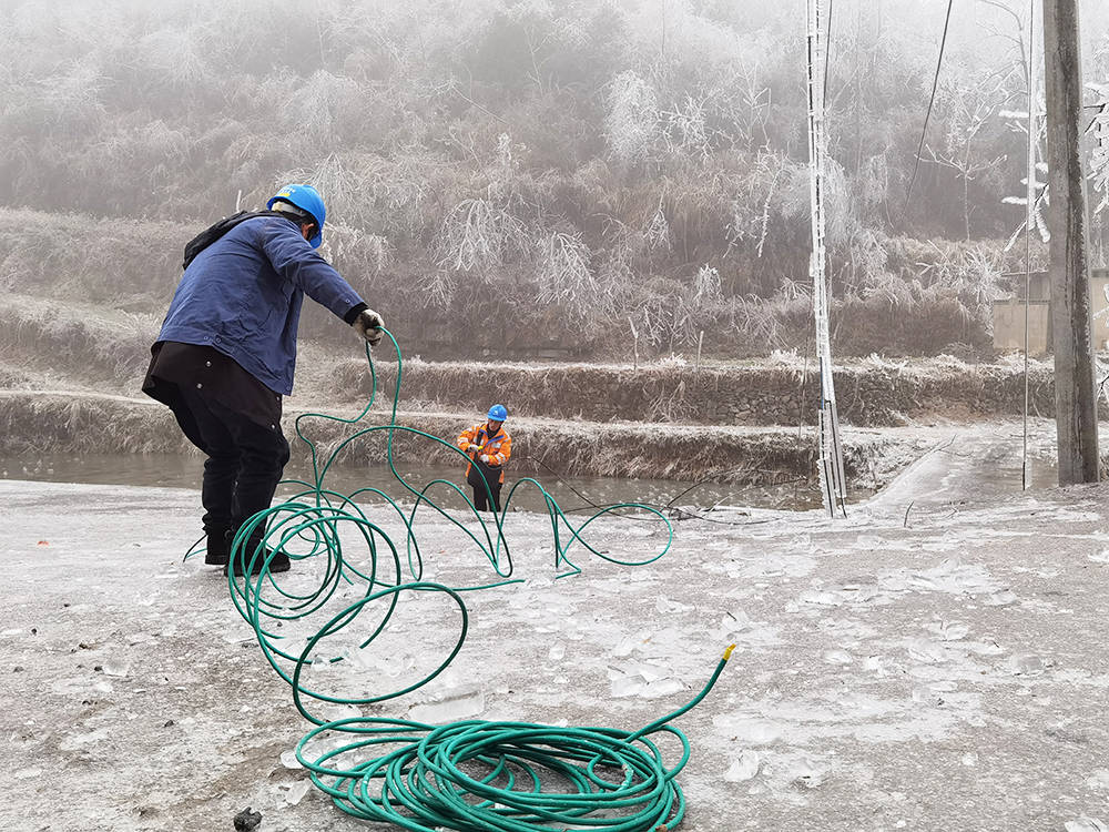 松桃：应对低温雪凝天气 线路融冰保供电