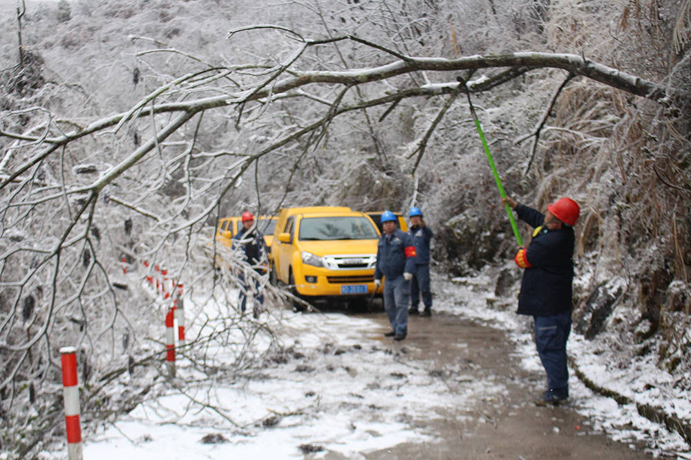 松桃：应对低温雪凝天气 线路融冰保供电