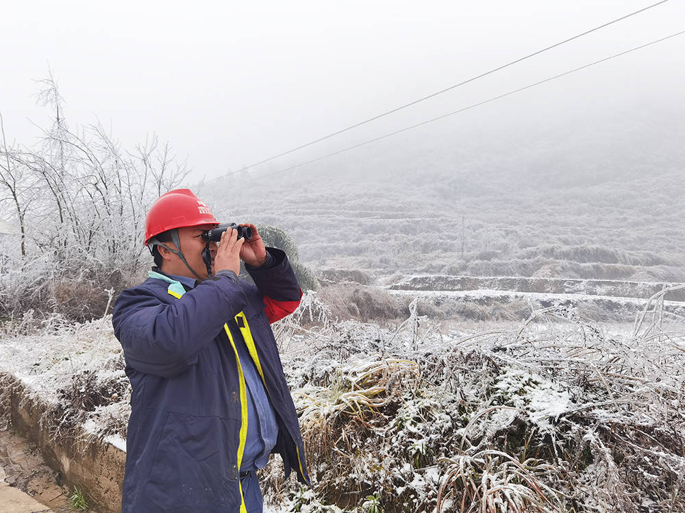 松桃：应对低温雪凝天气 线路融冰保供电