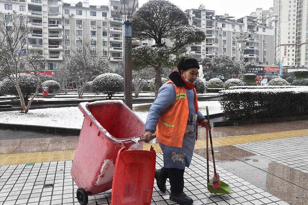 【新春走基层】环卫工人：坚守工作岗位  保障城市整洁