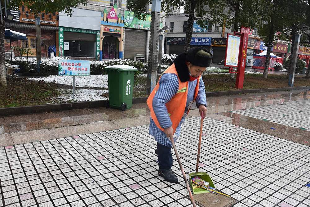 【新春走基层】环卫工人：坚守工作岗位  保障城市整洁