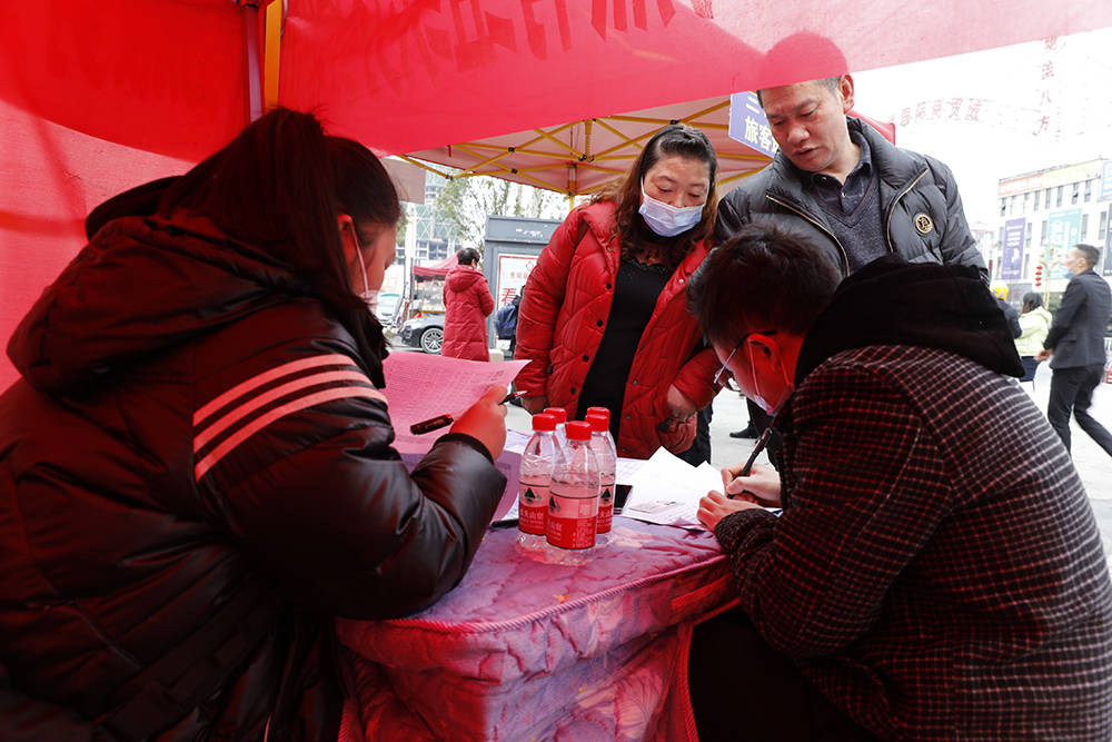 【新春走基层】松桃：脱贫劳动力返岗就业免费乘车