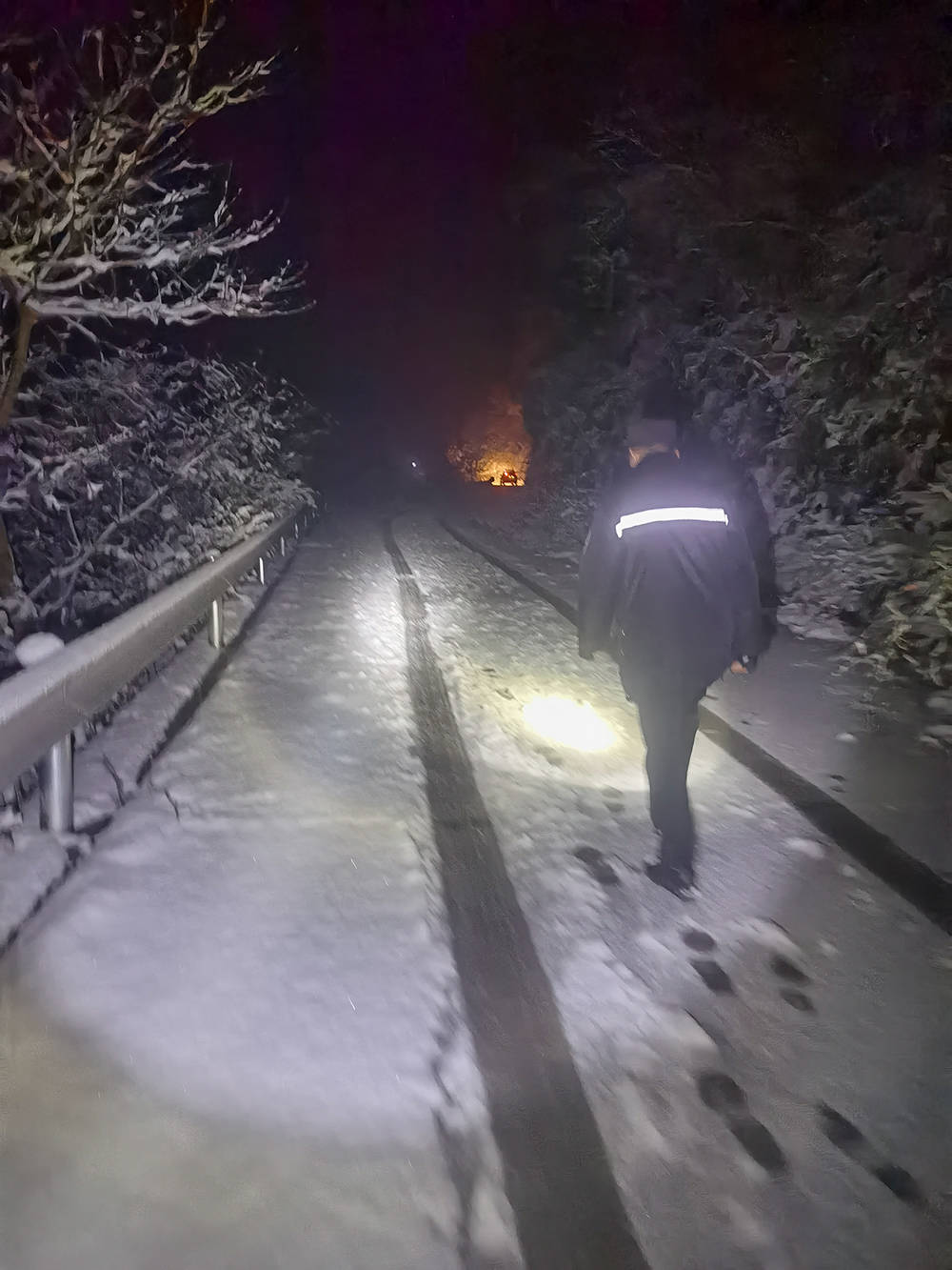 松桃：民警雪夜护送临产孕妇　获锦旗致谢