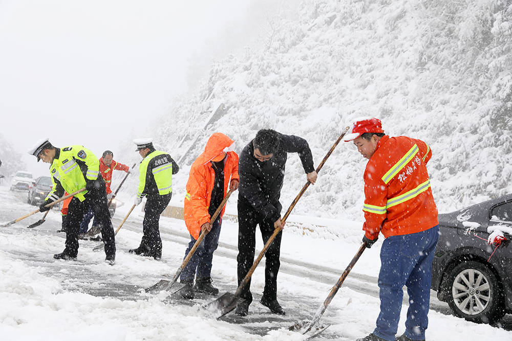 抗凝保畅除冰雪　松桃公路保畅通