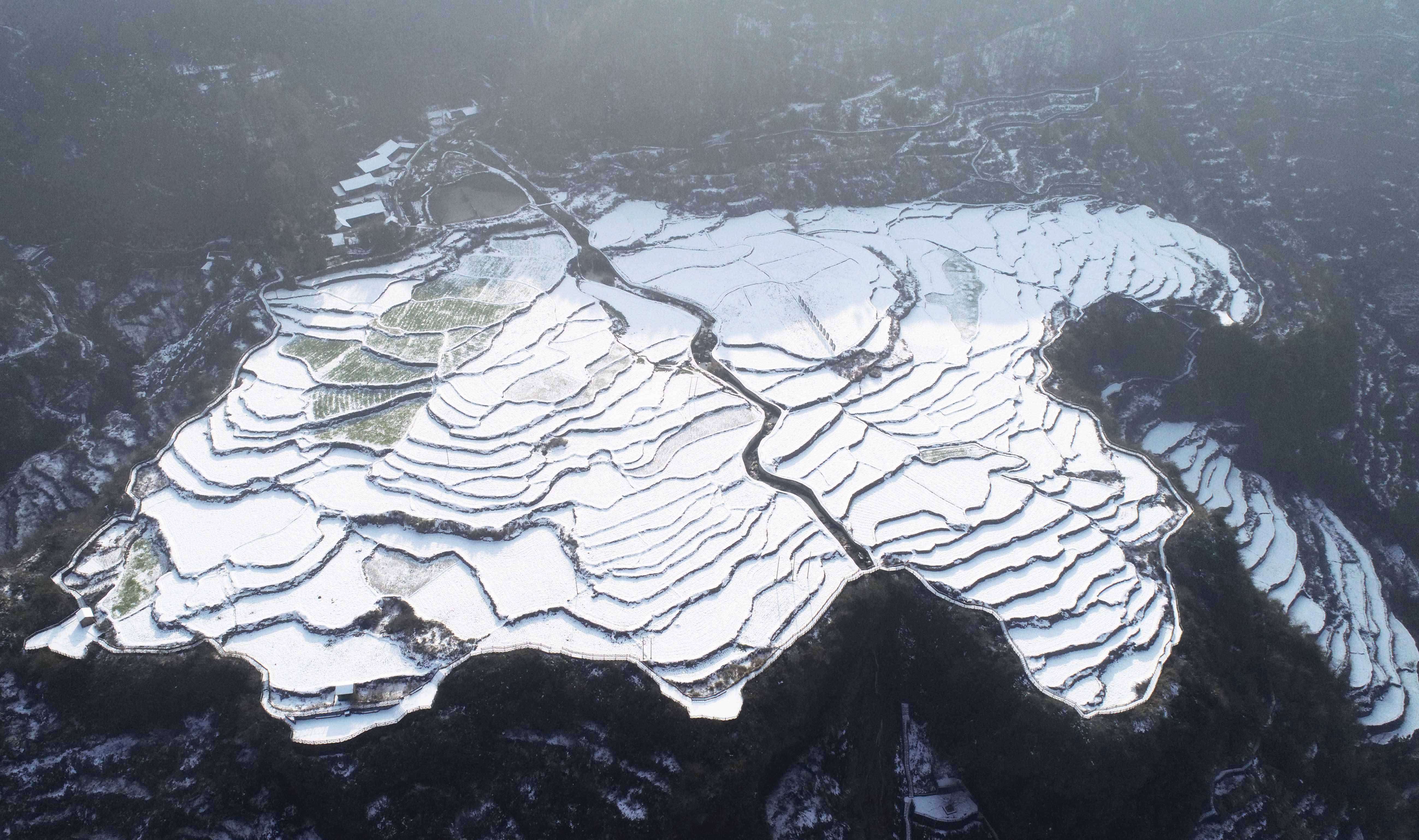 松桃：雪后梯田美景如画