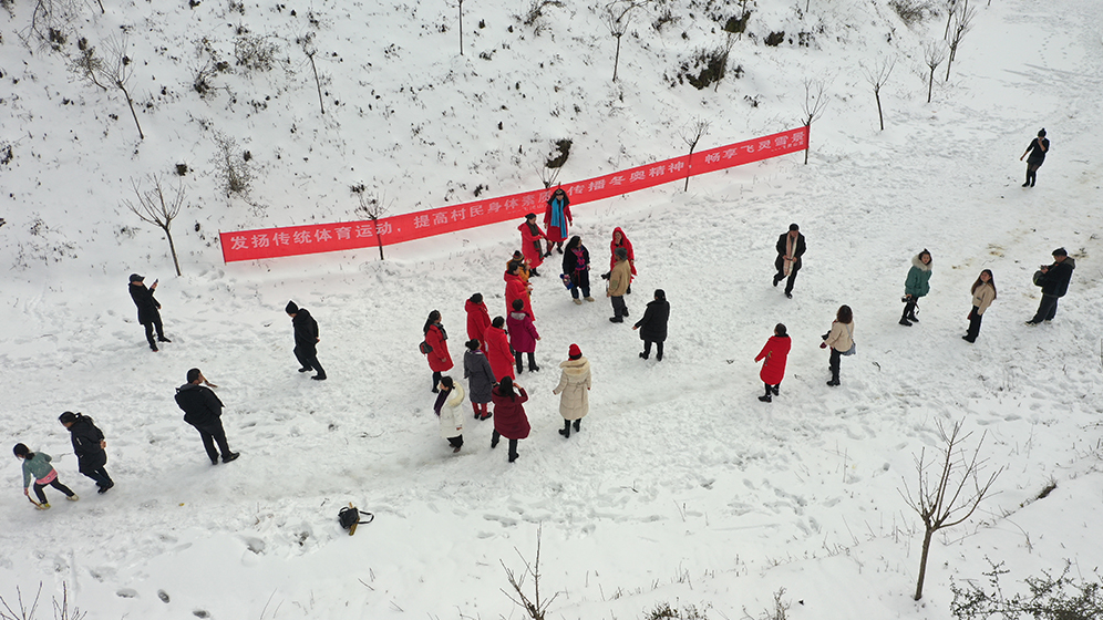 松桃：山地雪景惹人爱 滑雪、苗歌展心情