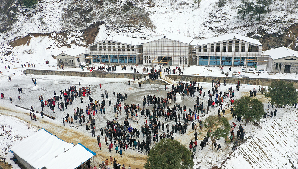 松桃：山地雪景惹人爱 滑雪、苗歌展心情