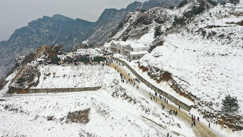 松桃：山地雪景惹人爱 滑雪、苗歌展心情