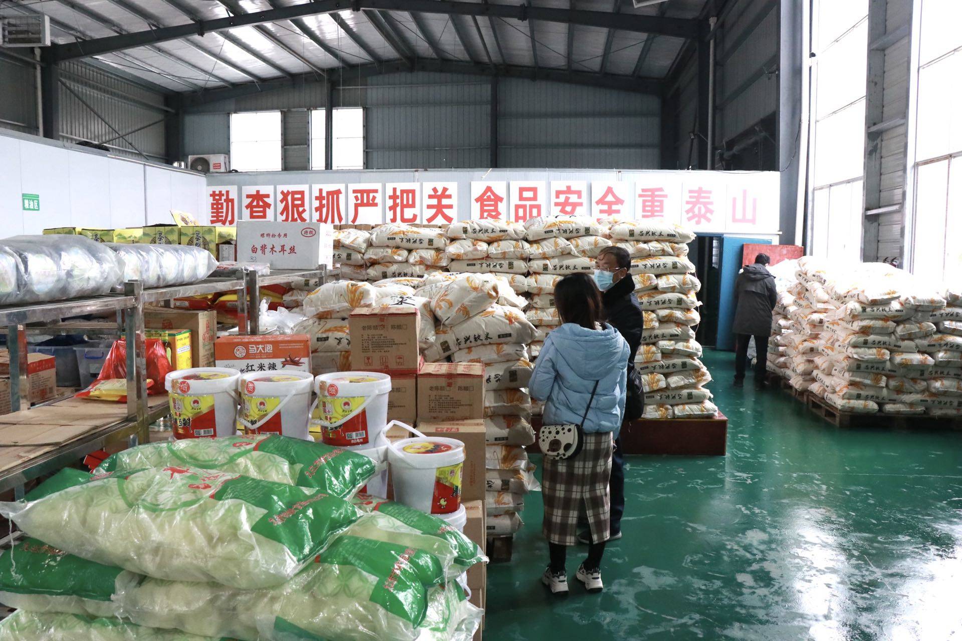 严把食品安全关 护航开学“第一餐”