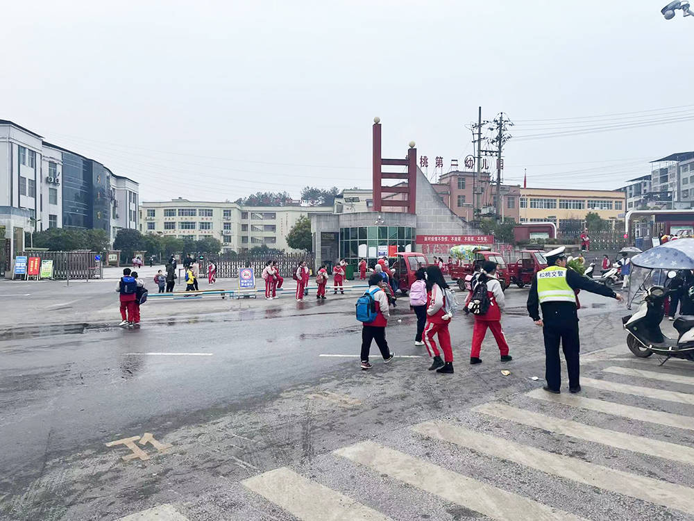 “护学岗”新春再出发——松桃交警多举措开启“护学岗”模式