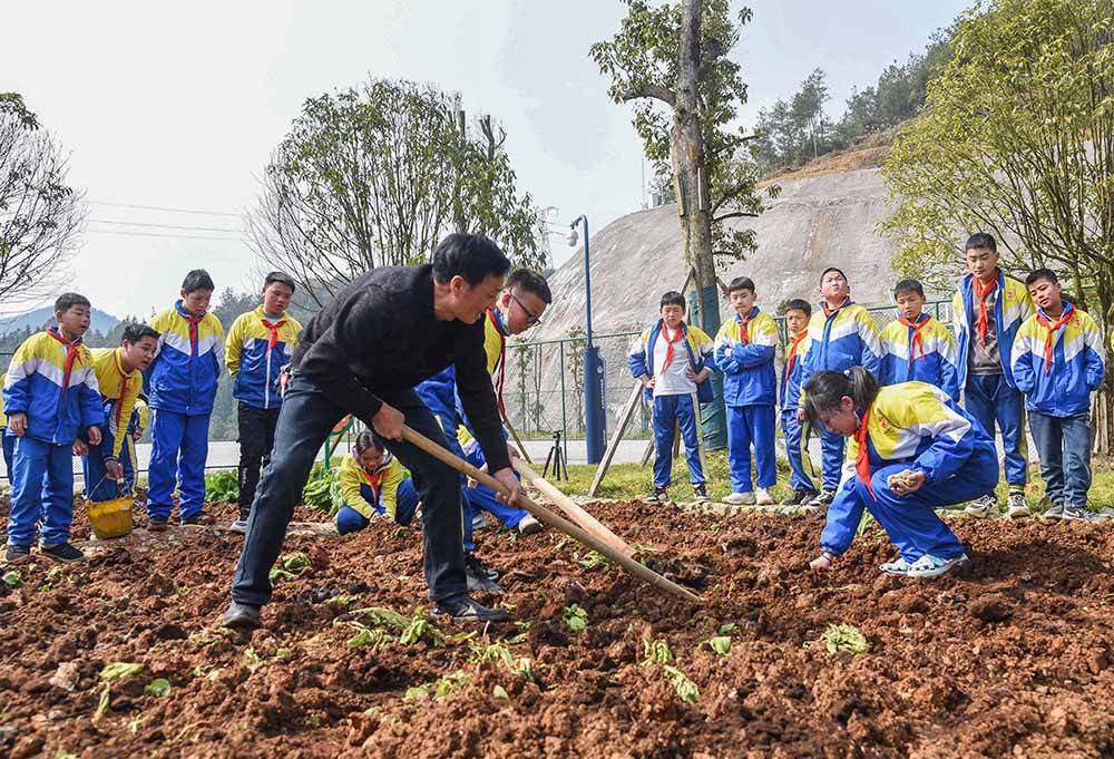 松桃：开学第一课 劳动最光荣