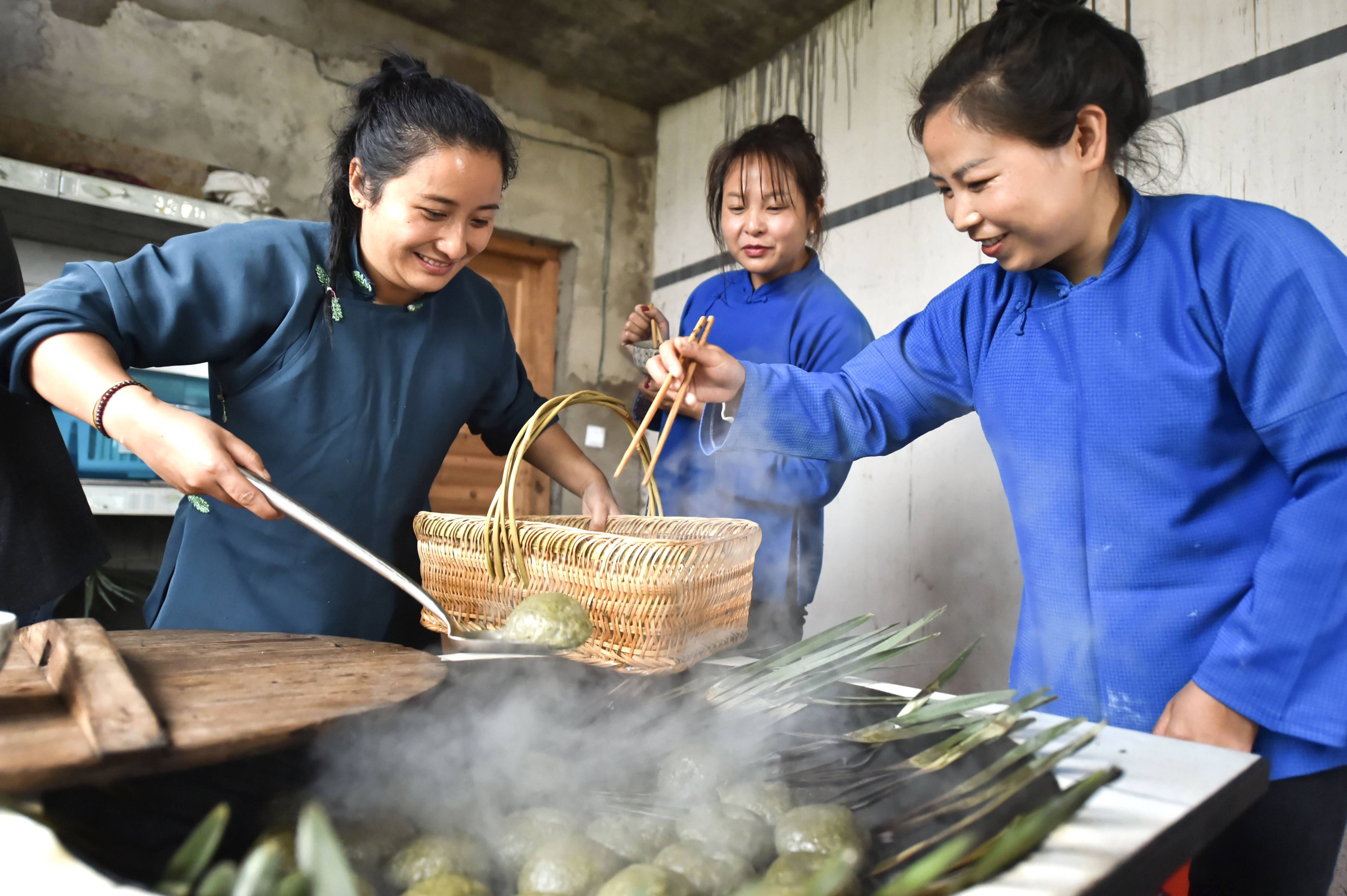 松桃：春来“清明粑”飘香