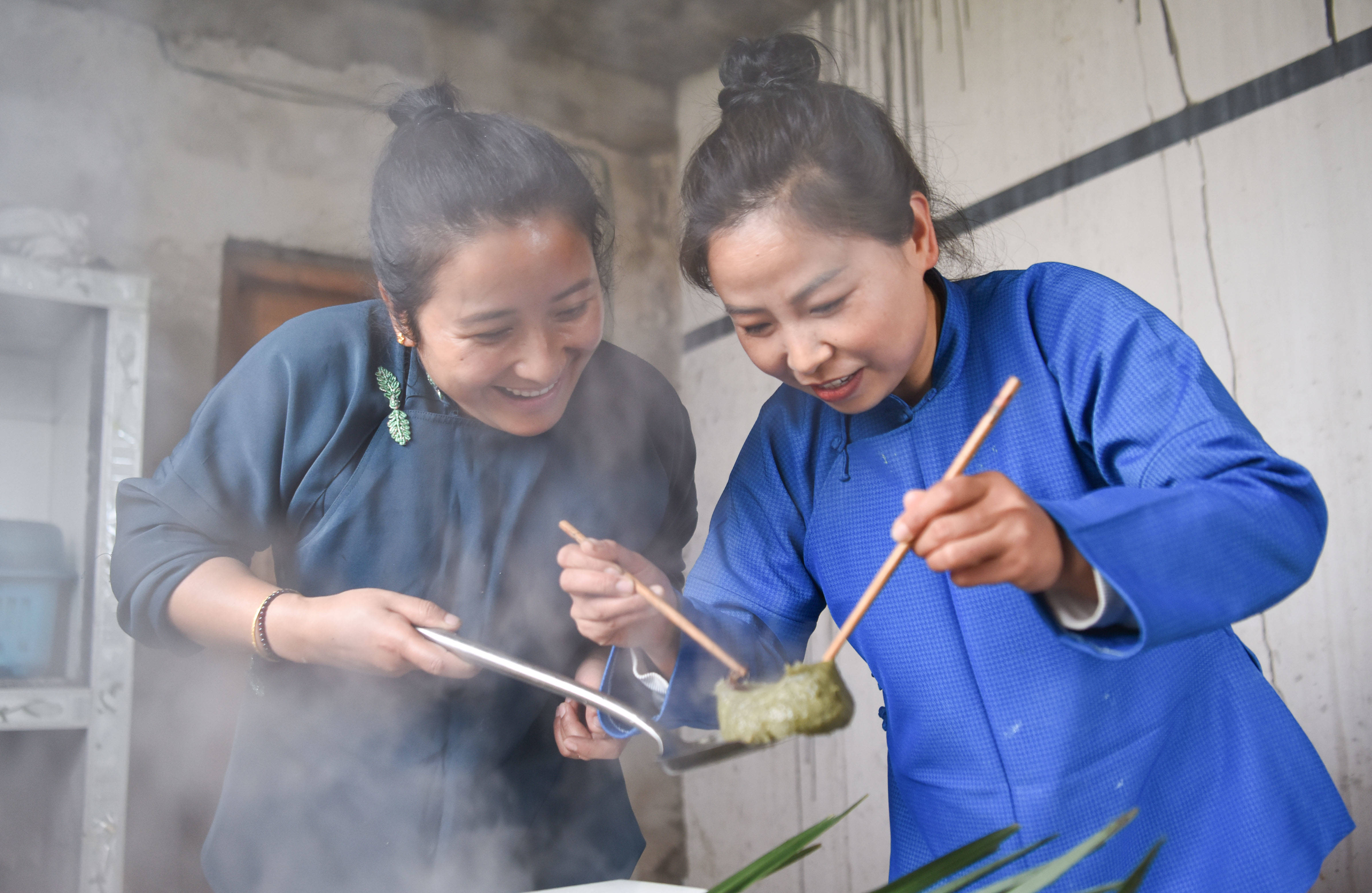 【网络中国节·清明】松桃正大镇的清明粑火了，央视13频道等媒体相继报道，一起来学习清明粑怎么做