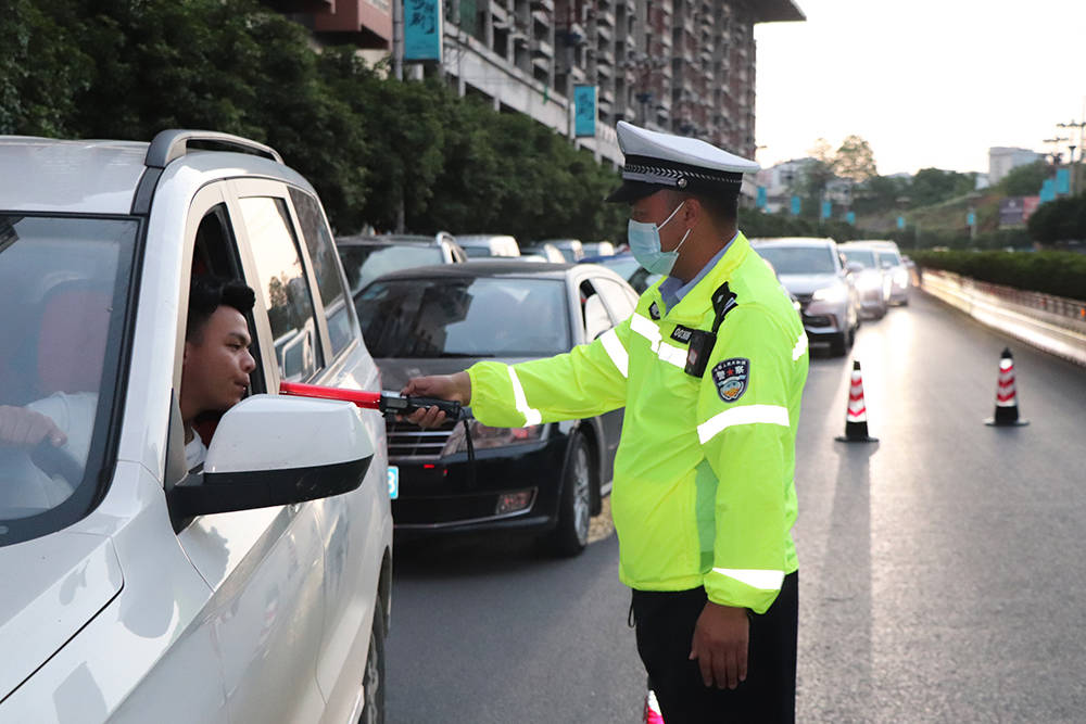 松桃公安交警五一假期严查酒驾保安畅