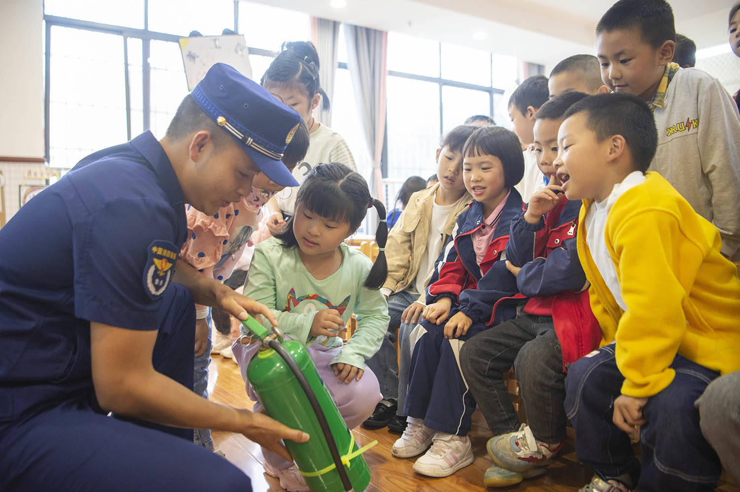 【你我同行防灾减灾】松桃消防救援大队到县实验幼儿园开展防灾减灾知识宣传