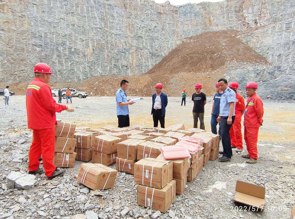 松桃公安：集中销毁危爆物品　及时消除安全隐患