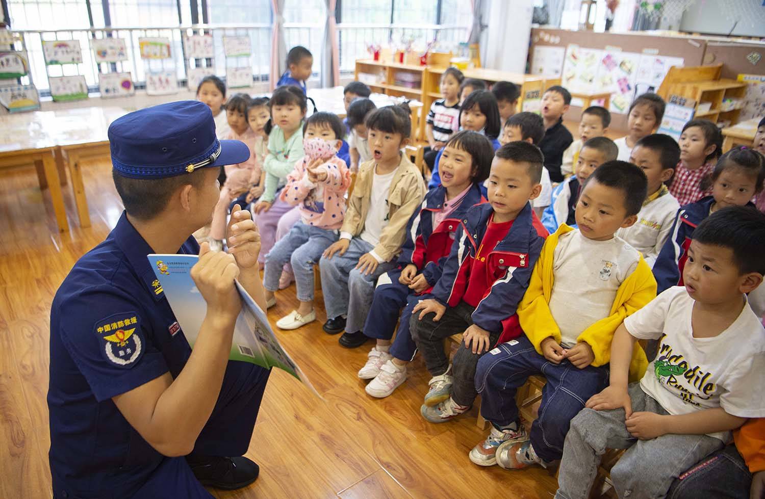 【你我同行防灾减灾】松桃消防救援大队到县实验幼儿园开展防灾减灾知识宣传