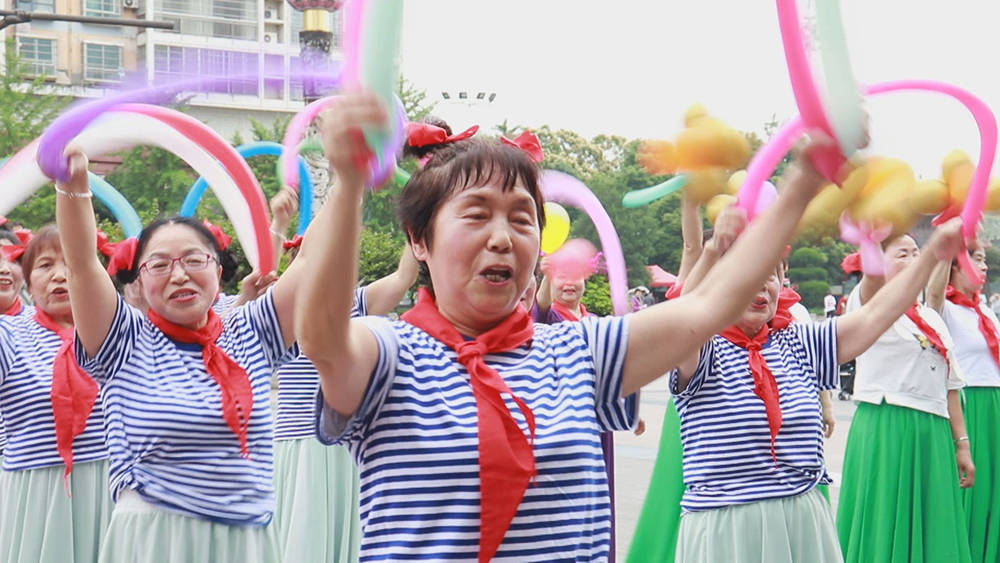 松桃老年健身队庆祝“六一”国际儿童节