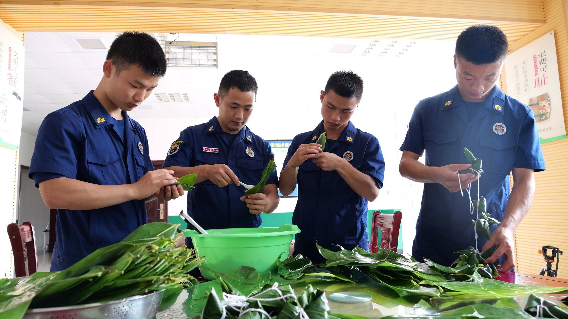 【网络中国节·端午】松桃：包粽子迎端午　消防队里其乐融融