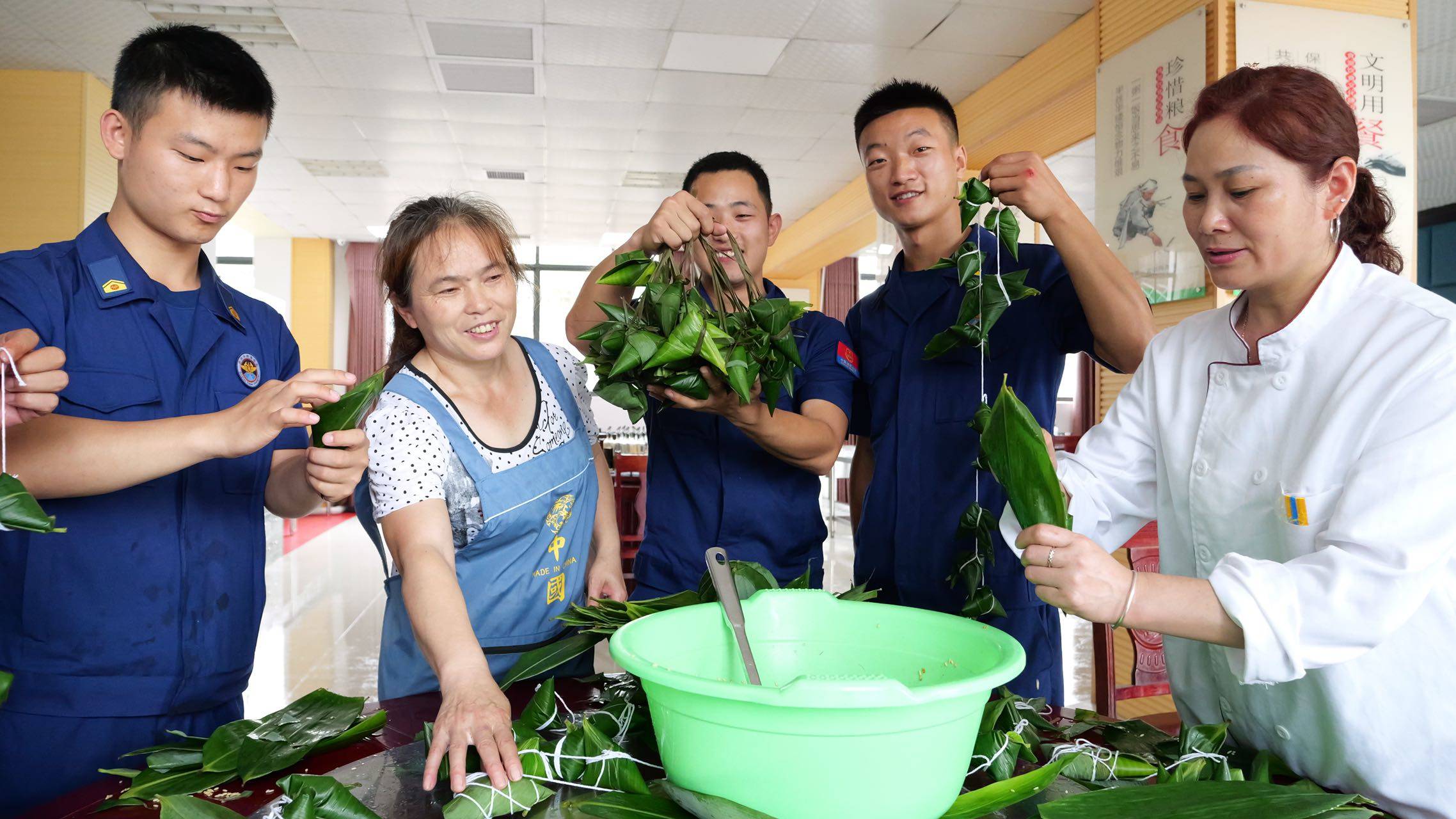 【网络中国节·端午】松桃：包粽子迎端午　消防队里其乐融融